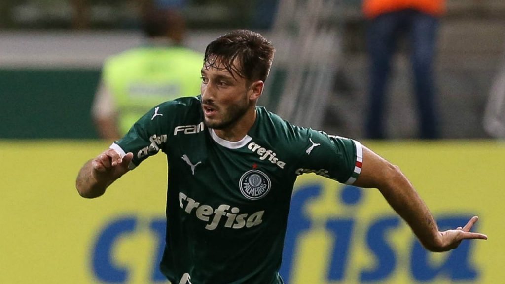 Matias Viña deve ser titular em Palmeiras x Internacional